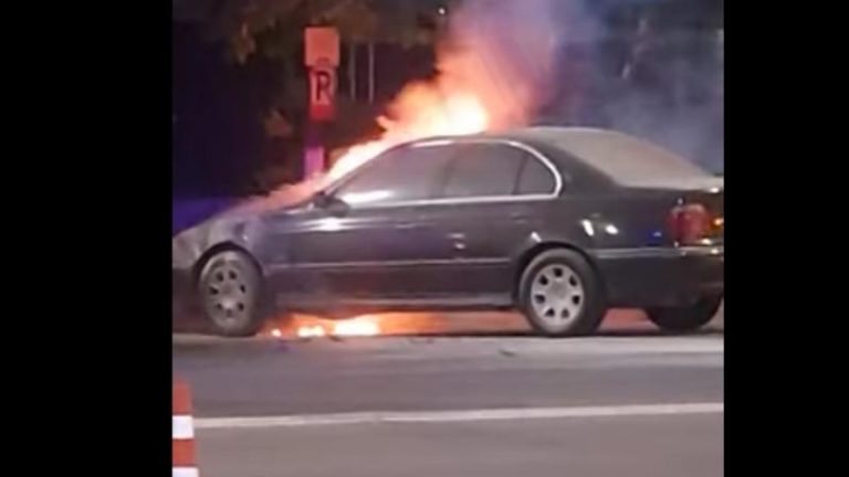 O mașină a luat foc în sectorul Rîșcani – VIDEO