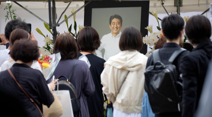 Mii de japonezi au adus un ultim omagiu fostului premier Shinzo Abe (VIDEO)