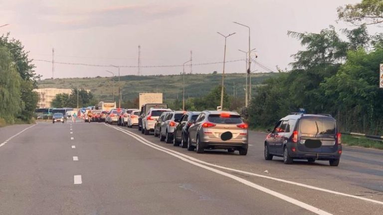 Aglomerație la vama Leușeni: Zeci de mașini așteaptă să iasă din țară