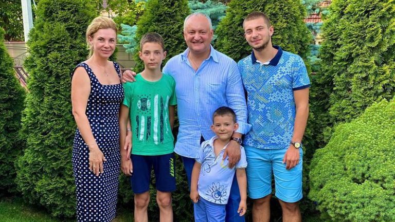 Sărbătoare în familia Dodon: Fiul mijlociu, Bogdan, împlineşte 16 ani