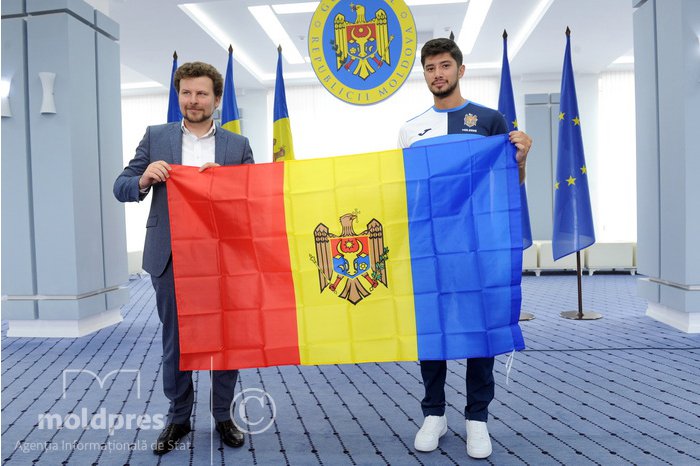 Drapelul Republicii Moldova a fost înmânat lotului național care va reprezenta țara noastră la Jocurile Mondiale Universitare-2023. Evenimentul a avut loc într-un cadru festiv la  Ministerul Educației și Cercetării, transmite MOLDPRES.  „Sunt onorat că la primul eveniment public în calitate de ministru sunt alături de sportivii noştri. Voi sunteţi adevăraţii noştri ambasadori şi obţineţi rezultate pentru fiecare dintre noi. Vă urez mult succes, înţelegând foarte bine că este foarte complicat să concurezi cu sportivi din ţări unde au mai multe stimulente. Imediat cum vă întoarceţi acasă, ne vom întâlni la minister, împreună cu întreaga comunitate sportivă, pentru a vedea ce putem face ca să vă apreciem în deplină măsură valoarea şi să vă susţinem pe potrivă”, a relevat Dan Perciun, ministrul Educaţiei şi Cercetării.  Portdrapelul lotului national, constituit din 18 sportivi, care va reprezenta Republica Moldova la Jocurile Mondiale Universitare este arcaşul Dan Olaru.  În acest an, Jocurile Mondiale Universitare vor avea loc în perioada 28 iulie-8 august, în orașul Chengdu din China. Reprezentanții Moldovei vor concura la diferite probe cum ar fi atletism, scrimă, canotaj, taekwondo ş.a.  Republica Moldova participă la Jocurile Mondiale Universitare din 1995.