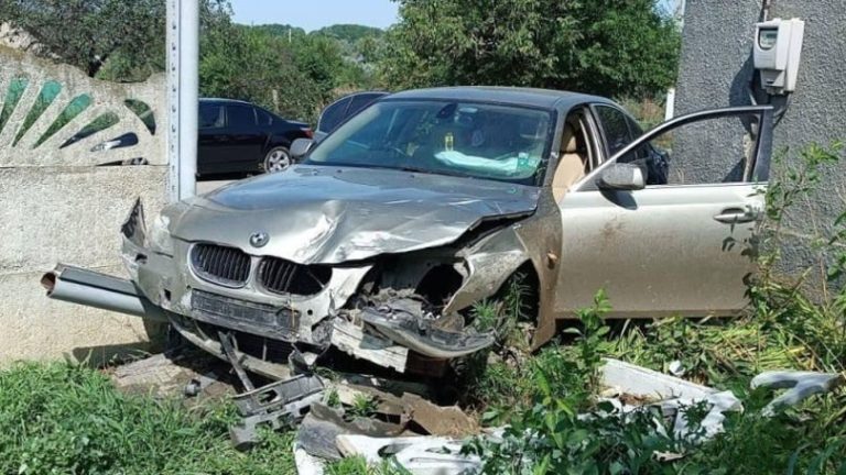 Un şofer a pierdut controlul volanului şi s-a oprit cu bolidul în curtea SPF Brînza