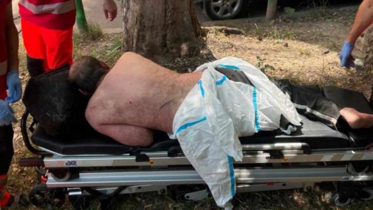 Accident horror pe Dacia (VIDEO): Un bărbat a căzut şi s-a înfipt cu spatele într-o ţeavă ascuţită