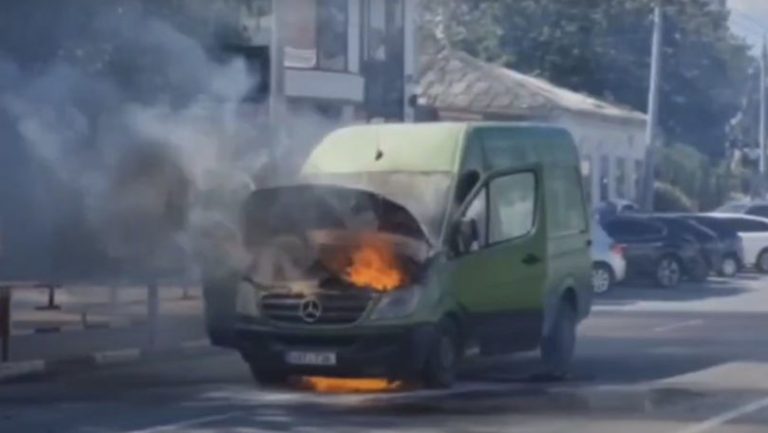 Un microbuz a luat foc în centrul oraşului Bălţi