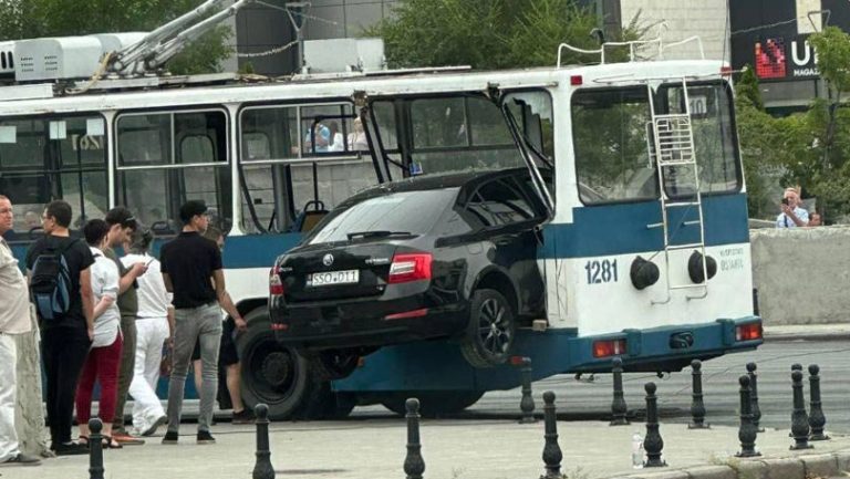 O mașină a intrat într-un troleibuz din Chișinău (VIDEO). Primăria explică incidentul