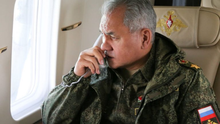 Serghei Şoigu decorează militari ruşi care luptă pe frontul din estul Ucrainei