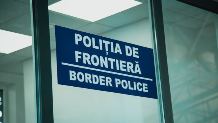 Doi cetățeni străini și un moldovean au fost prinţi la graniţă cu acte false