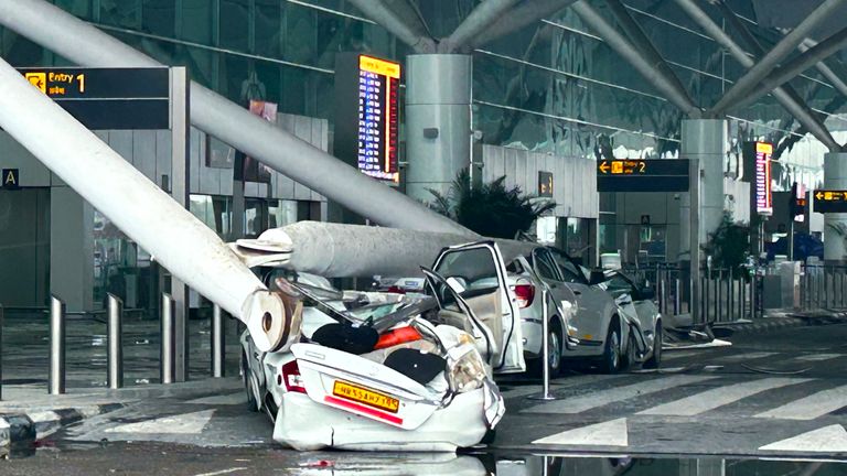 Acoperişul celui mai mare aeroport din India S-A PRĂBUŞIT! Sunt morţi şi răniţi!