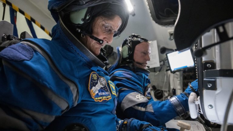 Doi astronauţi NASA au rămas blocaţi în spaţiu