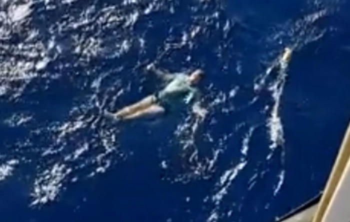 O femeie a fost salvată din mare după ce a plutit în derivă 36 de ore pe un colac
