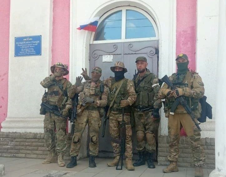 Şeful grupului de mercenari Wagner, filmat în timp ce încerca să recruteze prizonieri care să lupte în Ucraina  – VIDEO