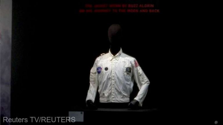 Jacheta purtată de astronautul Buzz Aldrin în timpul misiunii Apollo 11 a fost vândută la licitaţie