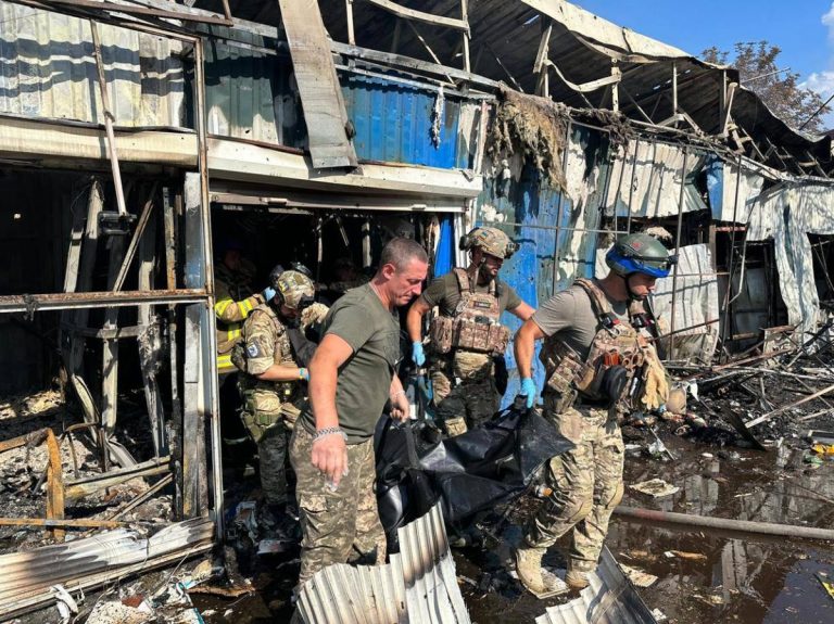 Ruşii au bombardat un supermarket din Doneţk. Sunt morţi şi răniţi!