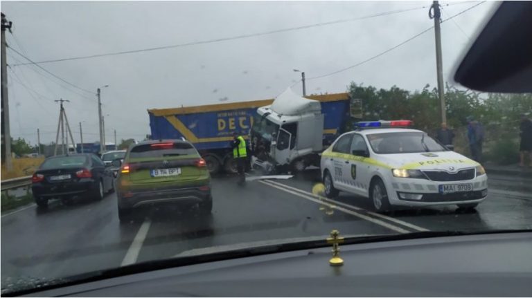 Circulație BLOCATĂ la Peresecina: Un TIR a derapat pe mijlocul şoselei