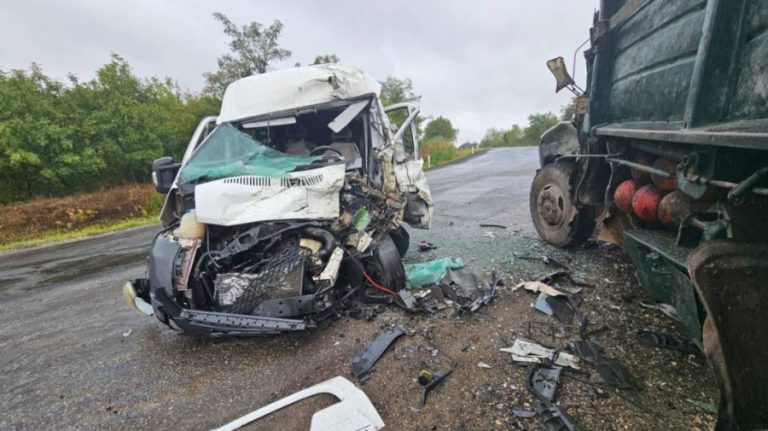 Accident groaznic la Puhoi: Un microbuz s-a făcut ‘armonică’!