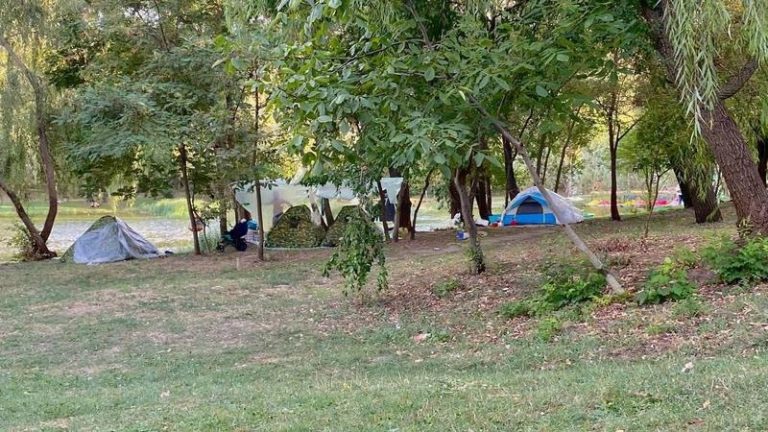 Mai mulţi romi şi-au ‘aciuat’ corturile în parcul Valea Trandafirilor