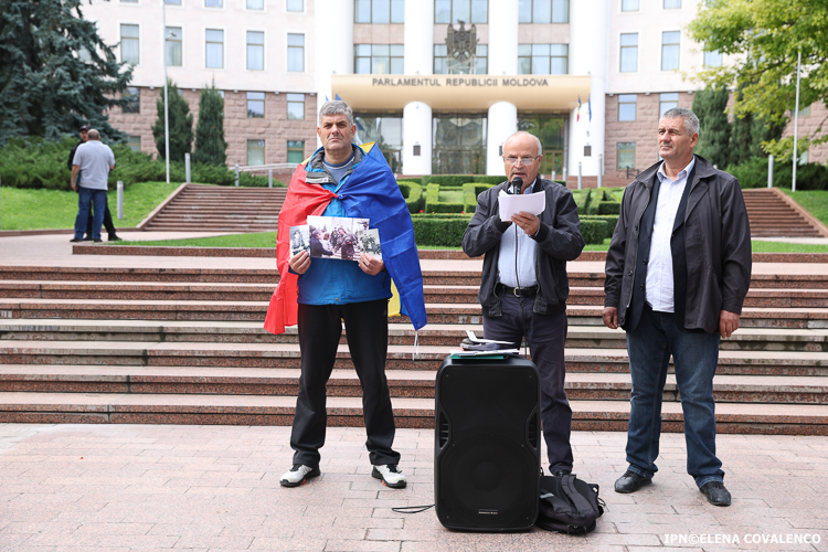 Veteranii au protestat în fața Parlamentului