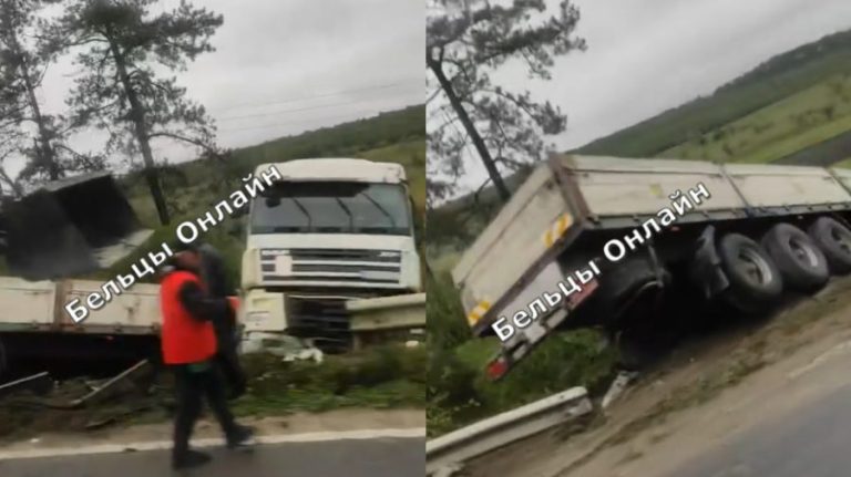 Un camion a ajuns în şanţul de pe marginea drumului