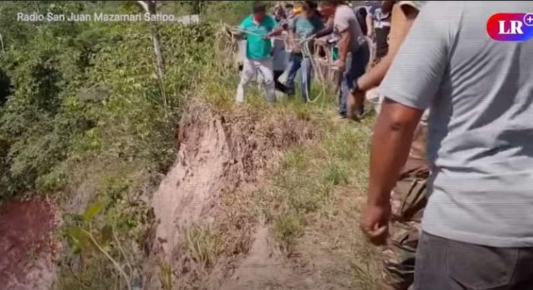 O camionetă a căzut într-o prăpastie din Peru (VIDEO)! 16 oameni au murit!