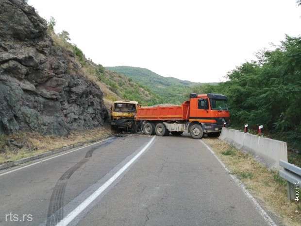 TENSIUNI în Balcani! Sârbii din Kosovo blochează drumurile care duc la frontiera cu Serbia