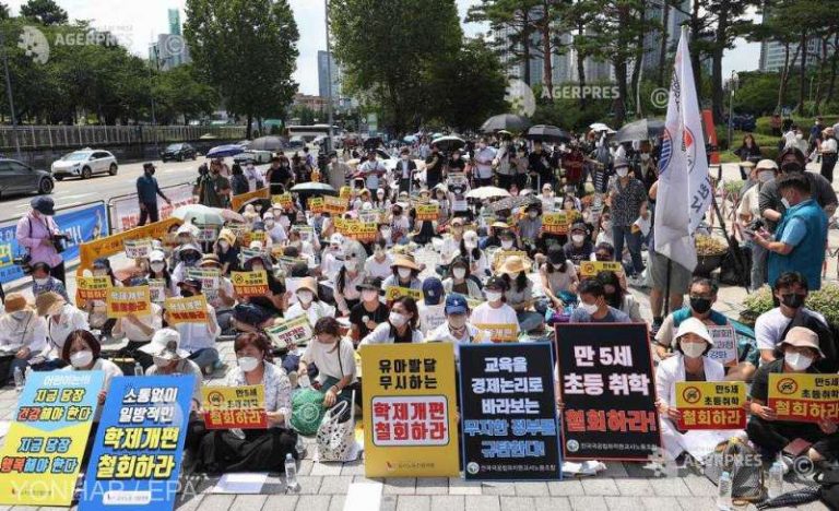 Profesorii şi părinţii sud-coreeni protestează împotriva obligativităţii şcolarizării de la cinci ani