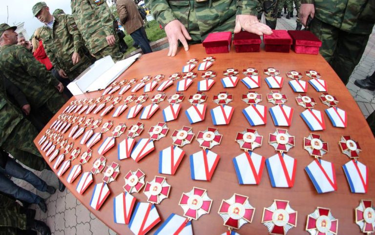 Rusia a decorat mai mulţi soldaţi răniţi în Ucraina