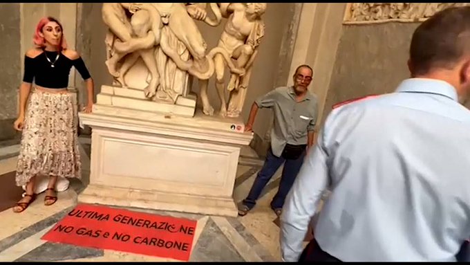 Ecologiştii italieni şi-au lipit mâinile de sculptura ‘Laocoon’ – VIDEO