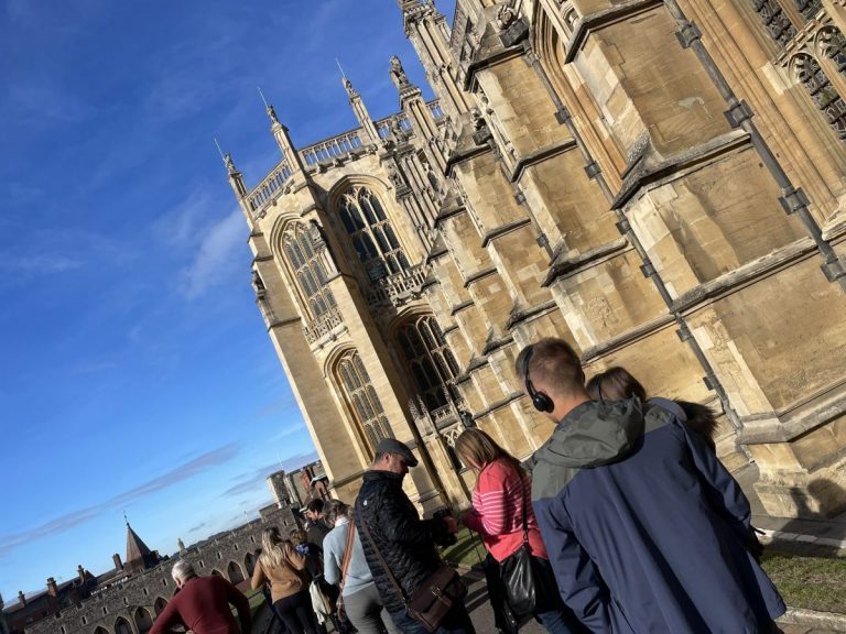 Sute de oameni s-au strâns la porţile Castelului Windsor – VIDEO
