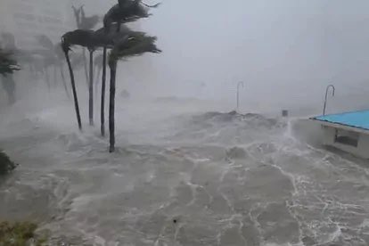 Uraganul Nicole a atins uscatul pe coasta de est a statului Florida