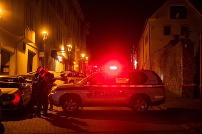 ATAC ARMAT într-un bar gay din Bratislava: Doi oameni au murit şi o femeie este grav rănită!
