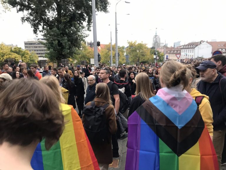 Mii de slovaci au manifestat la Bratislava împotriva extremismului şi discriminării, după un atac mortal lângă un bar gay