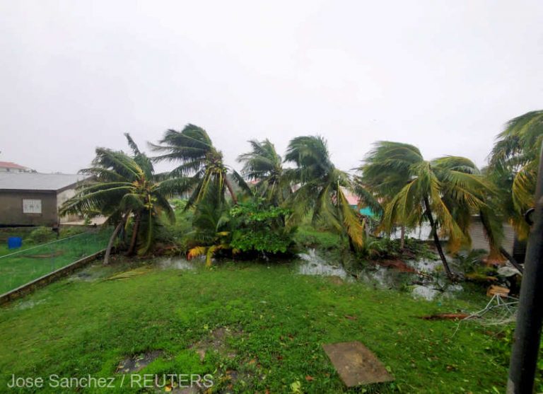 Uraganul Nicole a scăzut în intensitate după ce a atins coasta de est a statului american Florida
