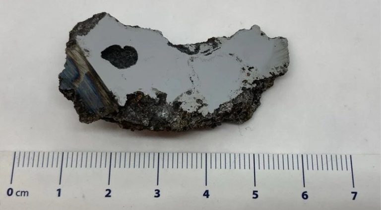 Două noi minerale au fost descoperite într-un meteorit de 15 tone prăbușit în Africa