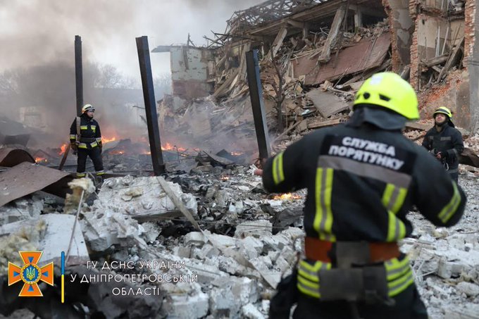 O rachetă a lovit o clădire de apartamente din orașul ucrainean Dnipro; echipele de salvare caută supraviețuitori