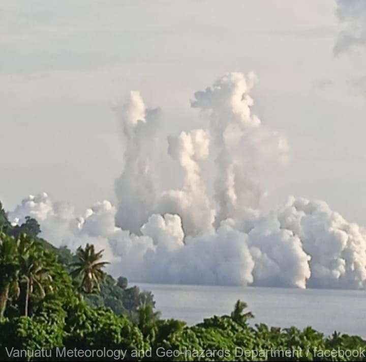 Vulcanul submarin East Epi a intrat în erupţie