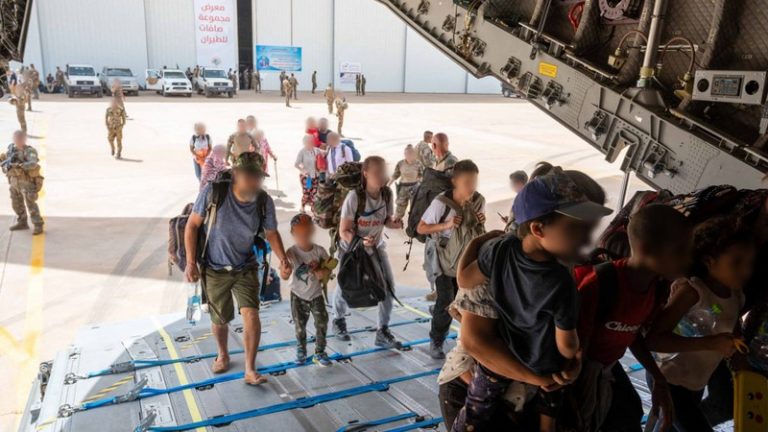 Un avion cu peste 100 de evacuaţi din Sudan a aterizat în Olanda