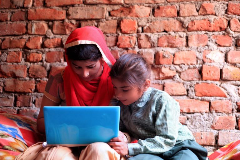 90% dintre adolescentele şi femeile tinere din cele mai sărace ţări nu au habar de internet