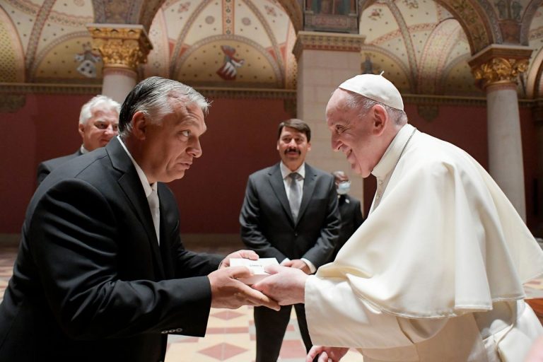 Papa Francisc se întâlneşte cu Viktor Orban în Ungaria, într-o vizită dominată de războiul din Ucraina