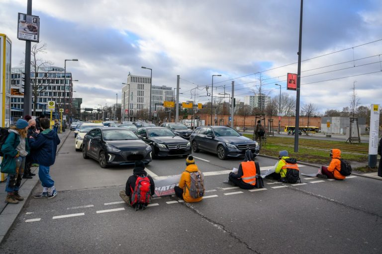 Activiştii pentru climă germani au blocat din nou traficul în Berlin