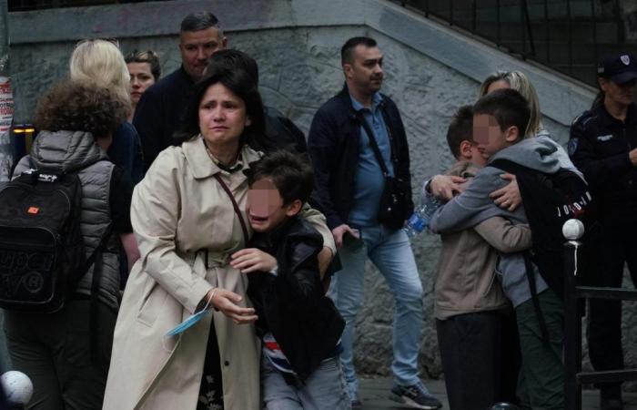 Tristeţe şi consternare în Serbia a doua zi după atacul armat într-o şcoală din Belgrad