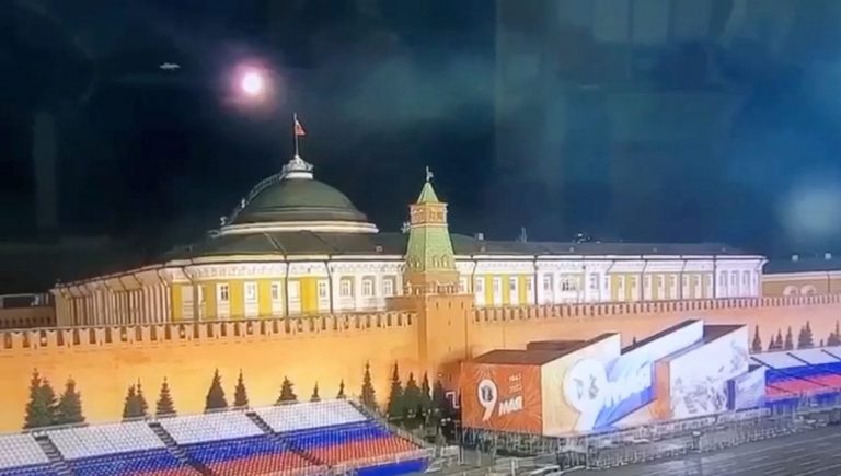 Mai mulţi analişti spun că Moscova şi-a înscenat atacul asupra Kremlinului