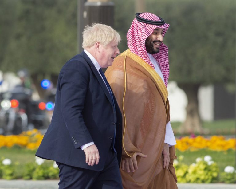 Boris Johnson se întoarce cu mâna goală din Orientul Mijlociu şi este criticat dur în UK