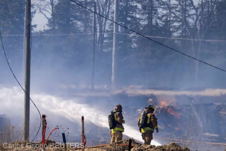 Vremea mai răcoroasă ameliorează situaţia din provincia canadiană Alberta, afectată de incendii de vegetaţie