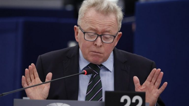 Comisarul european pentru agricultură este criticat de eurodeputaţii PPE pentru absenţa unei dezbateri în PE privind rolul agricultorilor