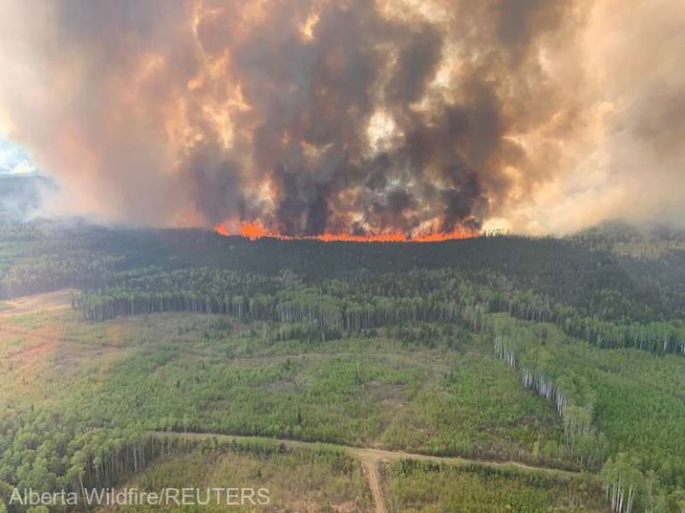 Incendiile violente din Canada ameninţă infrastructura critică, conduc la evacuări şi afectează calitatea aerului