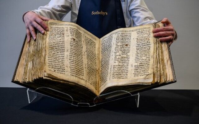 Cea mai veche Biblie ebraică a fost vândută cu 38,1 de milioane de dolari