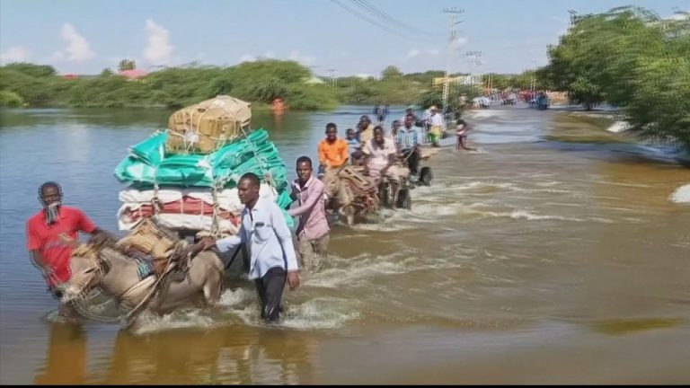 Aproape 250.000 de somalezi, nevoiţi să-şi părăsească locuinţele într-un oraş ‘devenit ca un ocean’