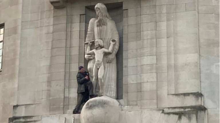 Un bărbat A SPART o statuie din faţa sediului BBC