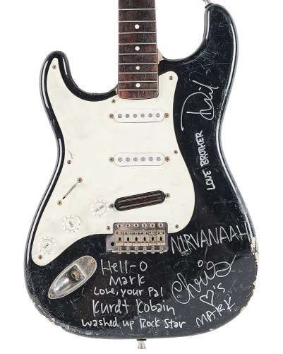 O chitară spartă pe scenă de Kurt Cobain a fost vândută pentru 600.000 de dolari