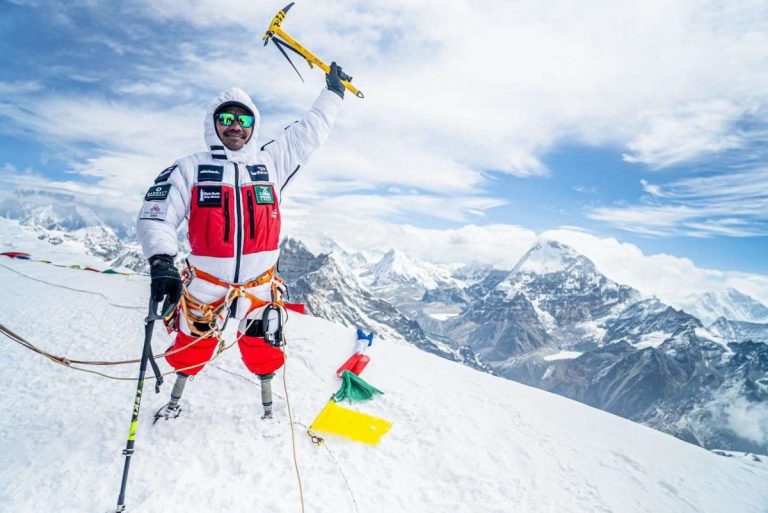 Un veteran nepalez, cu ambele picioare amputate, a escaladat Muntele Everest